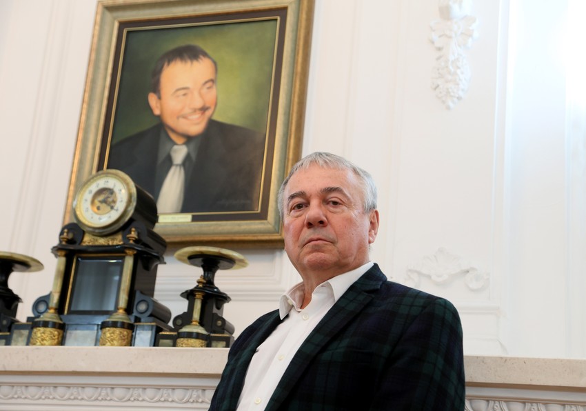 Mića pozirao pored portreta iz mladosti