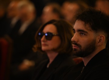 SUPRUGA I SIN DUŠKA VUJOŠEVIĆA NA KOMEMORACIJI: Ona prekrila lice tamnim naočarima, on sa kačketom, vidno utučeni (FOTO)