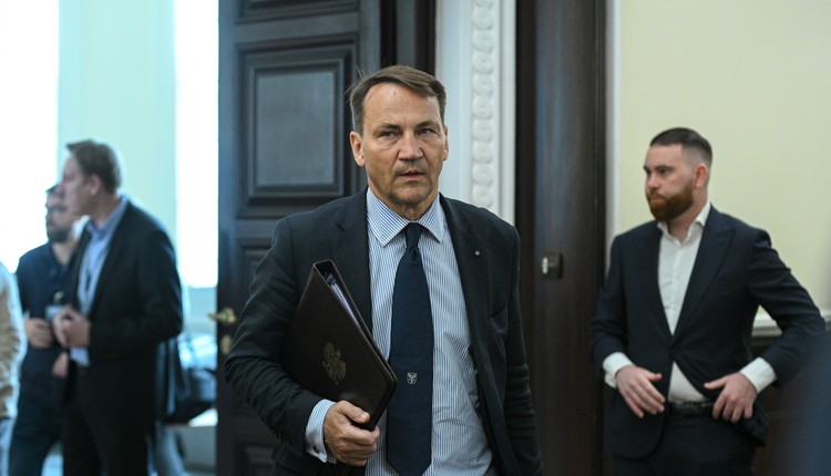 Sikorski wygrywa z Tuskiem w sondażu. Nadchodzi zmiana premiera?