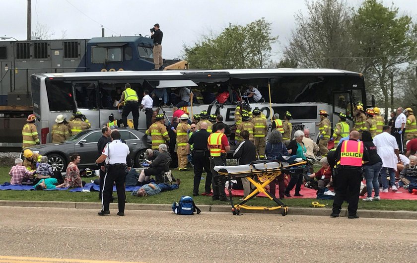 Pociąg staranował autobus