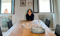 Folk, szklany sufit, drewniany stół...Tak mieszka Kayah w Wenecji  [FOTO]