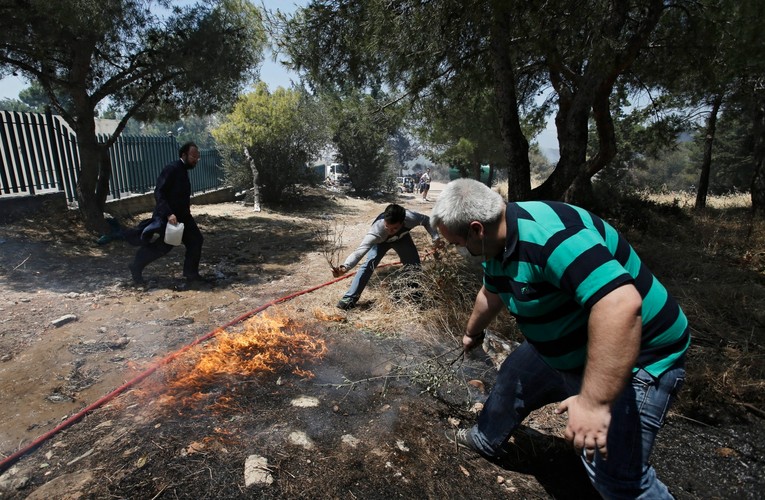 GRECJA. Płoną lasy i przedmieścia. Strażacy i żołnierze walczą z ogniem