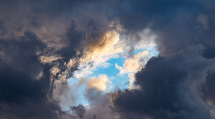 Félelmetesen gyönyörű viharfelhővel érkezik az égszakadás déli irányból / Illusztráció: Freepik