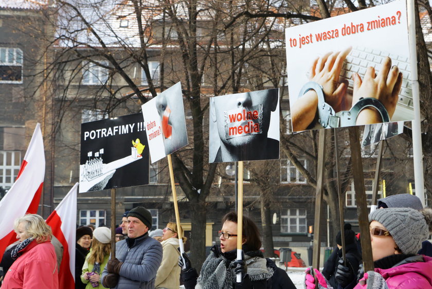 Hasła na transparentach KOD