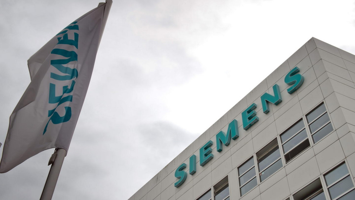 Największy niemiecki koncern elektrotechniczny Siemens zlikwiduje 15 tys. miejsc pracy w swoich firmach za granicą i w Niemczech — poinformowała w niedzielę agencja DPA. To skutek wdrażanego programu "Siemens 2014", który ma obniżyć koszty o 6 mld euro.