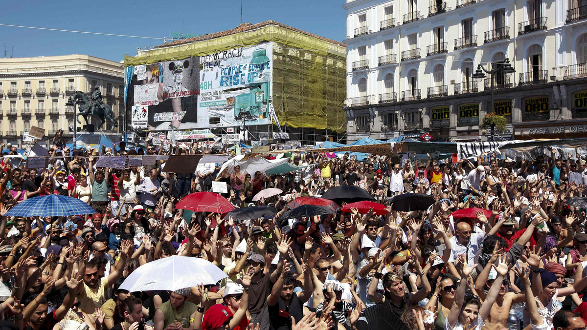 Manifestanci, którzy okupują plac Puerta del Sol w Madrycie w proteście przeciwko bezrobociu i klasie politycznej, postanowili przedłużyć ten protest co najmniej o tydzień. Za przedłużeniem protestu głosowano poprzez podniesienie ręki. Część z około 30 tysięcy zgromadzonych była za jeszcze dłuższą okupacją placu Puerta del Sol. Na budynkach otaczających plac wisiały odręczne znaki i hasła: "Jedz bogaczy" i "Powstańcie, ludy Europy".