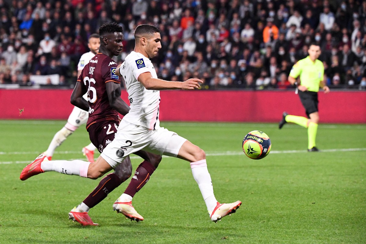 Piłkarz PSG Achraf Hakimi (P) podczas meczu z Metz