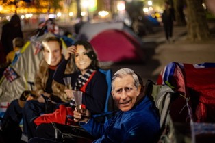 Koronacja Karola III. Oto brytyjskie klejnoty koronne, trony i karety