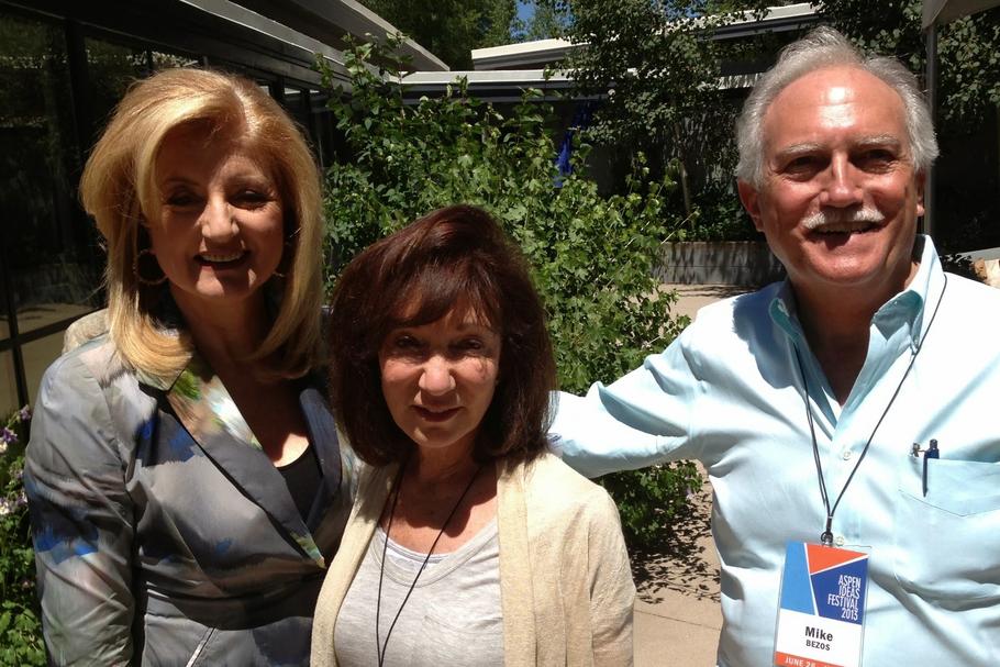 Rodzice Jeffa Bezosa, Jackie i Mike Bezos, w towarzystwie Arianny Huffington (z prawej)