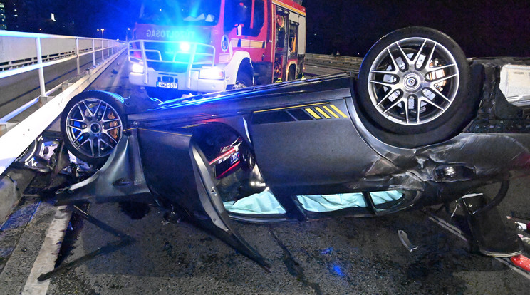 Az ütközésben összeroncsolódott Mercedes az Árpád hídon / Fotó: MTI Mihádák Zoltán