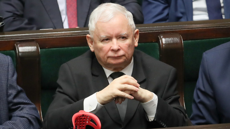 Obóz rządzący nie cofnie się w sprawie ustawy dyscyplinującej sędziów. Jasne wytyczne, brzmiące jak rozkaz wydał swojej partii oraz koalicjantom prezes PiS Jarosław Kaczyński. Brzmią one następująco: ani kroku wstecz. 