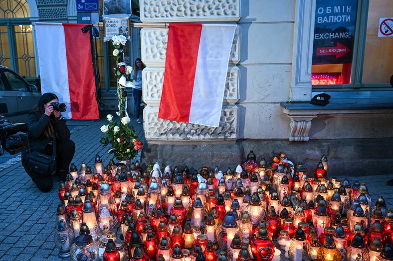 Znicze i polskie flagi w Zaułku Wolontariuszy