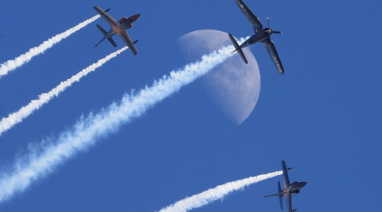 A mai futamon a Red Bull Corsair és Alfa Jet gépei is áthúztak a Duna felett /Fotó: Fuszek Gábor