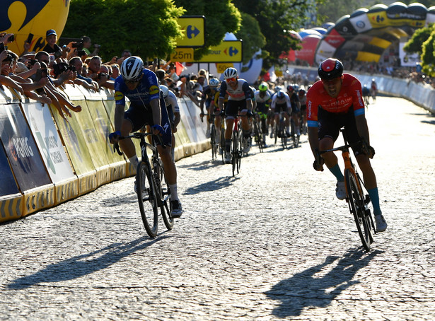 Phil Bauhaus (P) i Alvaro Hodega (L) na mecie pierwszego etapu 78. Tour de Pologne