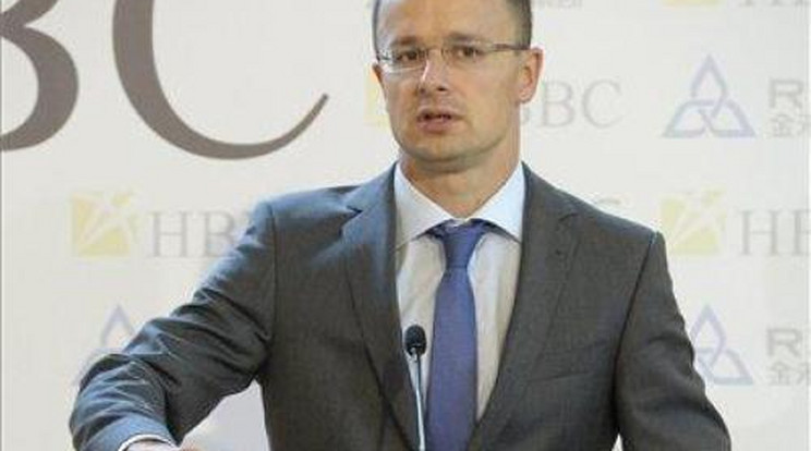 Szijjártó Pétert javasolja külügyminiszternek Orbán