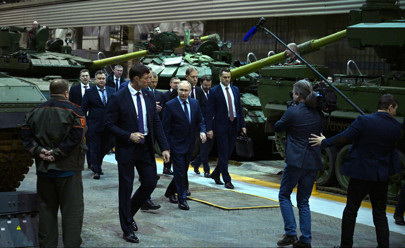 Prezydent Rosji Władimir Putin odwiedza Urałwagonzawod, główną fabrykę czołgów na Uralu, w Niżnym Tagile, 15 lutego 2024 r.