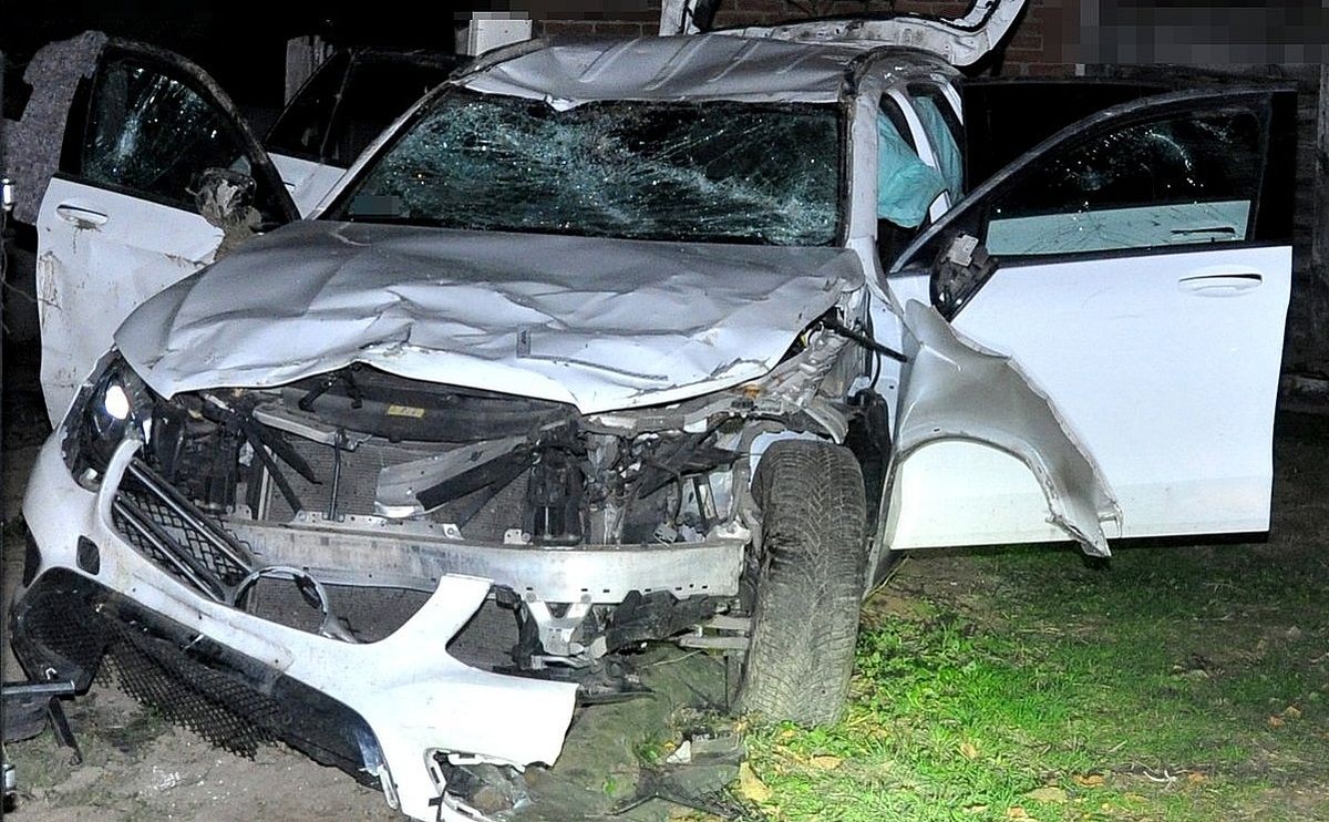 Tyle zostało z Mercedesa, który trafił na pranie tapicerki