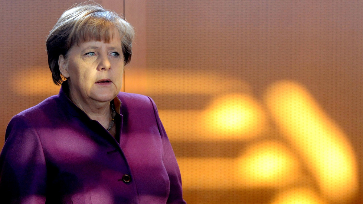 Niemiecka kanclerz Angela Merkel wypowiedziała się dzisiaj przeciwko zwiększeniu na obecnym etapie planowanego Europejskiego Mechanizmu Stabilizacyjnego. - Najpierw musimy wprowadzić go w życie - powiedziała na konferencji prasowej w Berlinie.