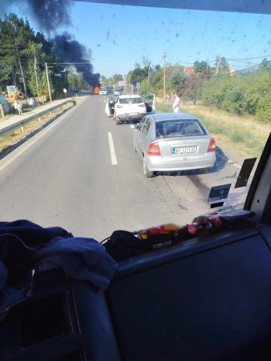 Izgoreo automobil na Ibarskoj magistrali kod Meljaka