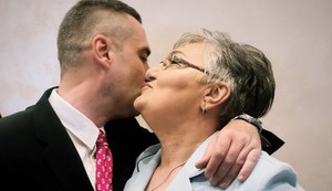 Aleksandar Požgaj sa majkom