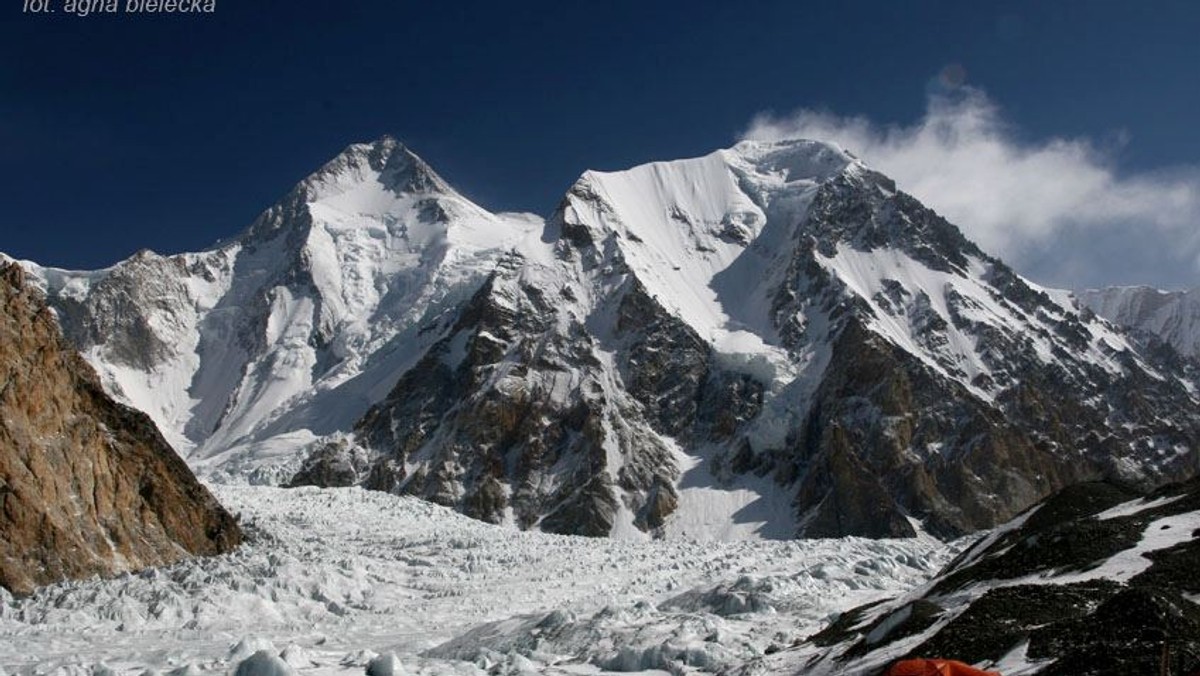 28-letni Adam Bielecki i 43-letni Janusz Gołąb, którzy 9 marca jako pierwsi zdobyli zimą Gasherbrum I (8068 m) w Karakorum opuścili bazę wyprawy u podnóża góry na lodowcu Abruzzi (5030 m n.p.m.). Adam i Janusz zostali bezpiecznie przetransportowani helikopterem do Skardu, najbliższej miejscowości, która była położona u stóp Gasherbrum I.