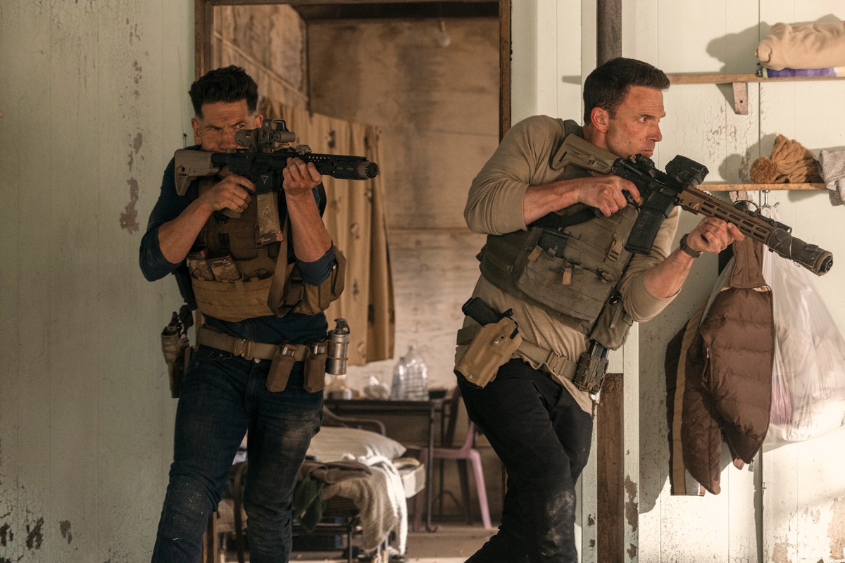 Jon Bernthal jako Brax i Ben Affleck jako Christian Wolff w filmie "Księgowy 2"