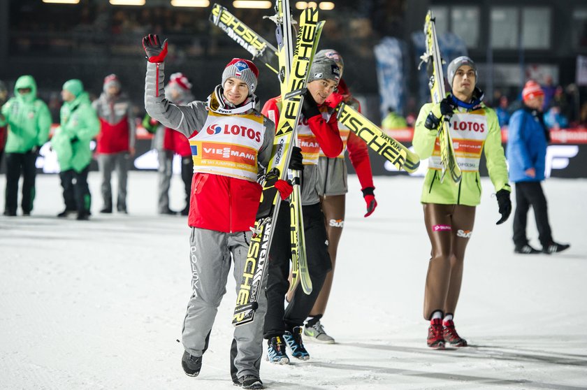 Kamil Stoch jak Adam Małysz! Kibice rzucili się na niego po konkursie