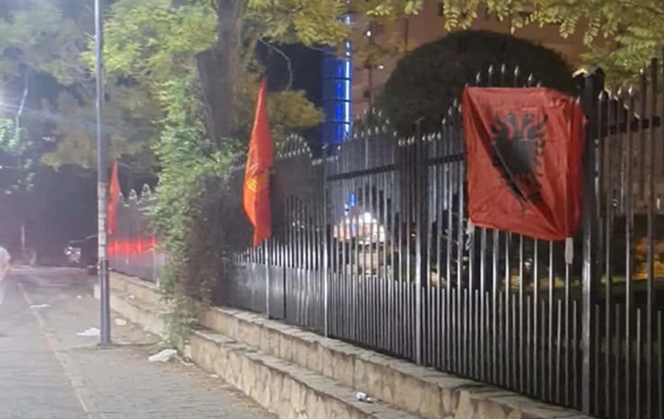 Na ogradi crkvenog poseda u Lipljanu okačene zastave terorističke UČK i Albanije