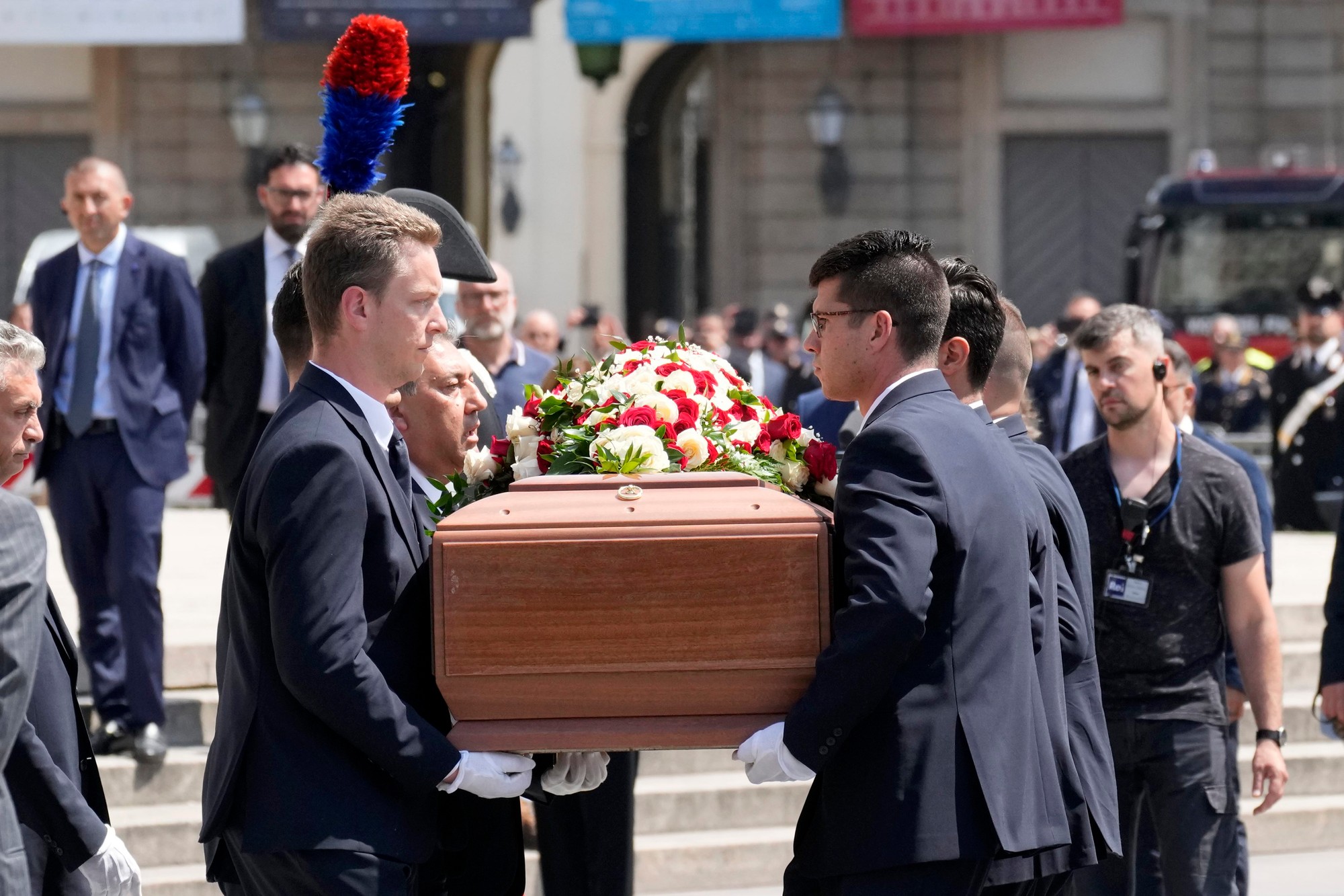 Pohreb Silvia Berlusconiho sa konal v Milánskom dóme.