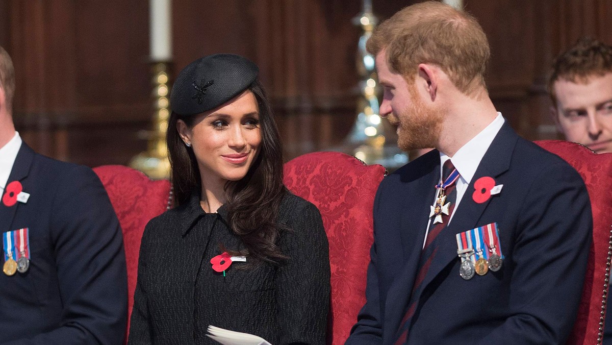 Na wesele księcia Harry'ego i Meghan Markle zaproszenie otrzymało aż 1200 członków społeczeństwa, w tym młodzi ludzie, którzy przysłużyli się swoim społecznościom. Co ciekawe, "zwykli" ludzie nie będą mogli zakupić jedzenia na terenie zamku, a para w zaproszeniach podobno zachęca do zorganizowania pikniku. Nie wszystkim się to podoba.