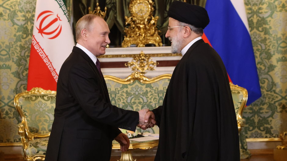 Prezydent Rosji Władimir Putin z prezydentem Iranu Ebrahimem Raisim podczas wizyty tego drugiego w Moskwie, 7 grudnia 2023 r.