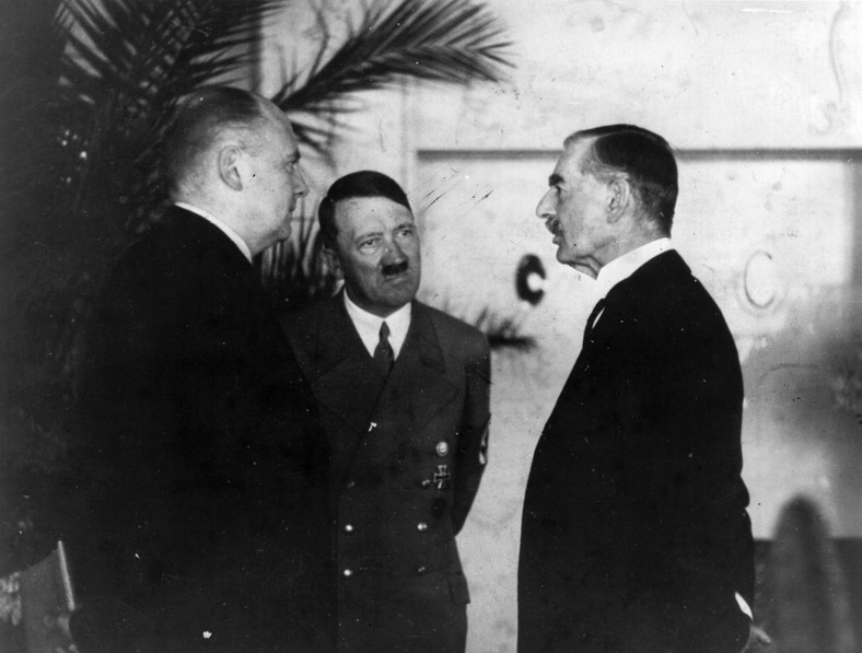 Neville Chamberlain, Adolf Hitler i jego tłumacz, Paul Schmitd (1938 r.)