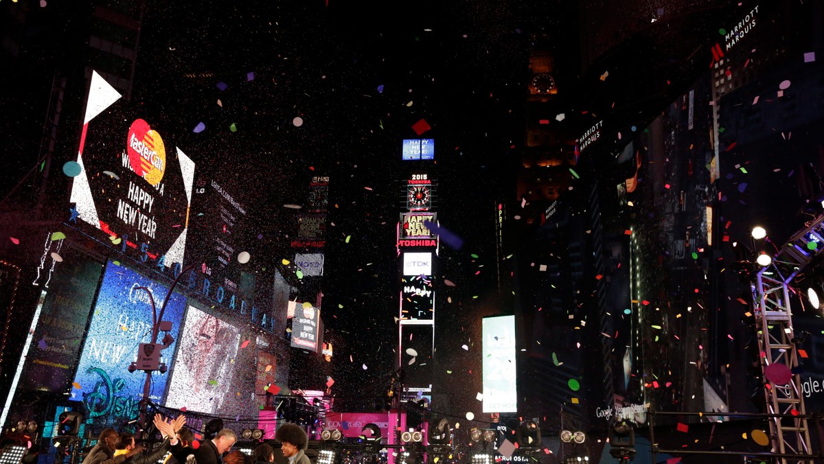 Milion ludzi, w tym gwiazdy rozrywki Taylor Swift i Idina Menzel, powitało Nowy Rok na Times Square. Kulminacyjnym punktem było opuszczenie o północy ogromnej kryształowej kuli z masztu wieżowca na tym nowojorskim placu, przy aplauzie rozentuzjazmowanego tłumu.