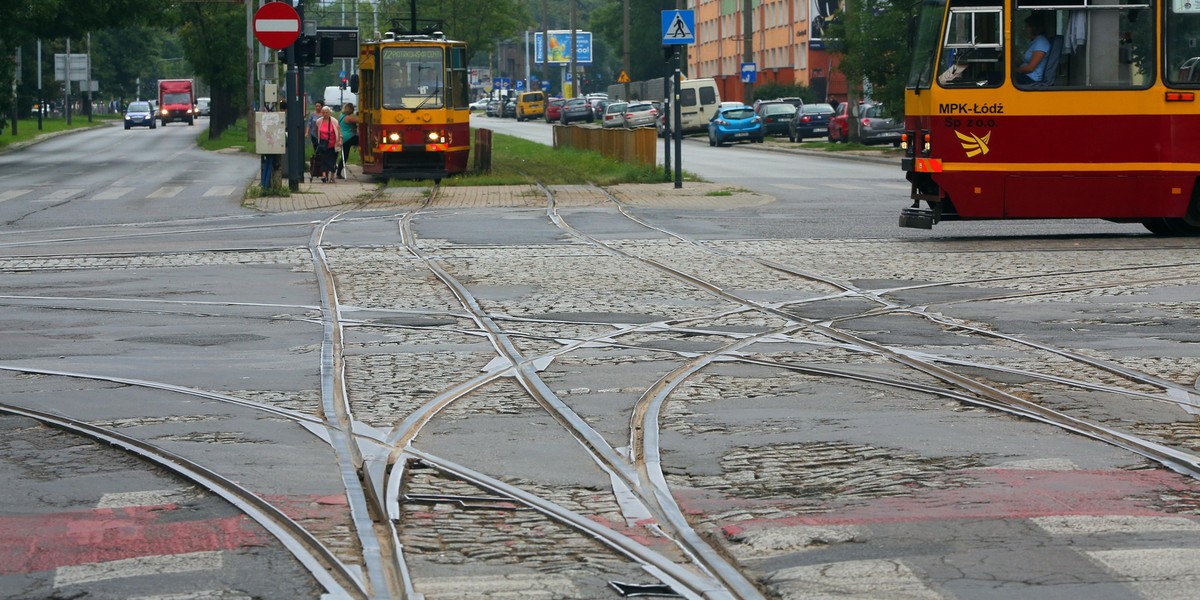 Remont skrzyżowania Rydza–Śmigłego Dąbrowskiego w Łodzi. Tramwaje objazdem. Na Dąbrowę komunikacja zastępcza