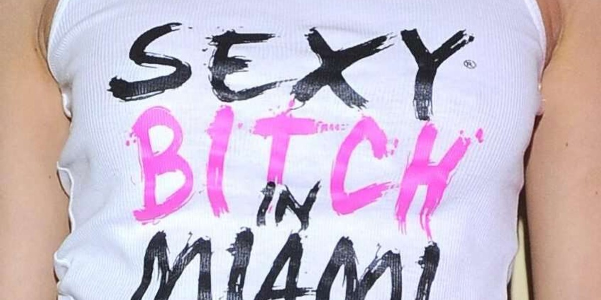 "Sexy bitch in Miami" - ostry napis na koszulce gwiazdki 