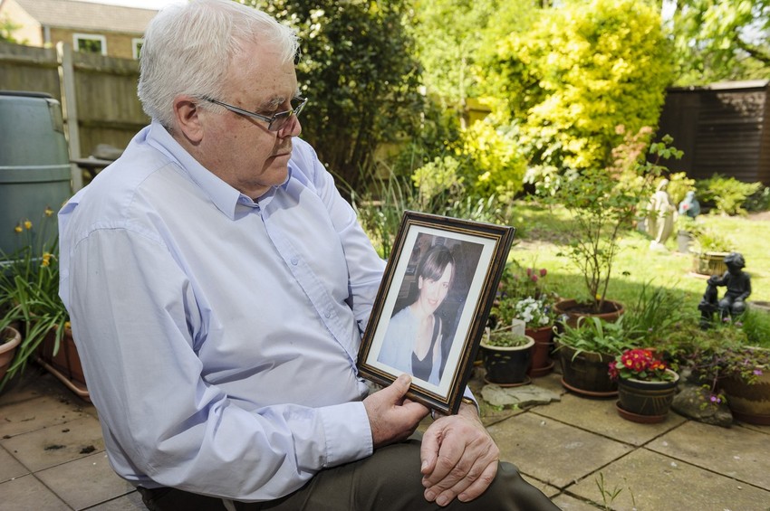 Fil Kerton sa slikom nestale ćerke Luiz u aprilu 2017.