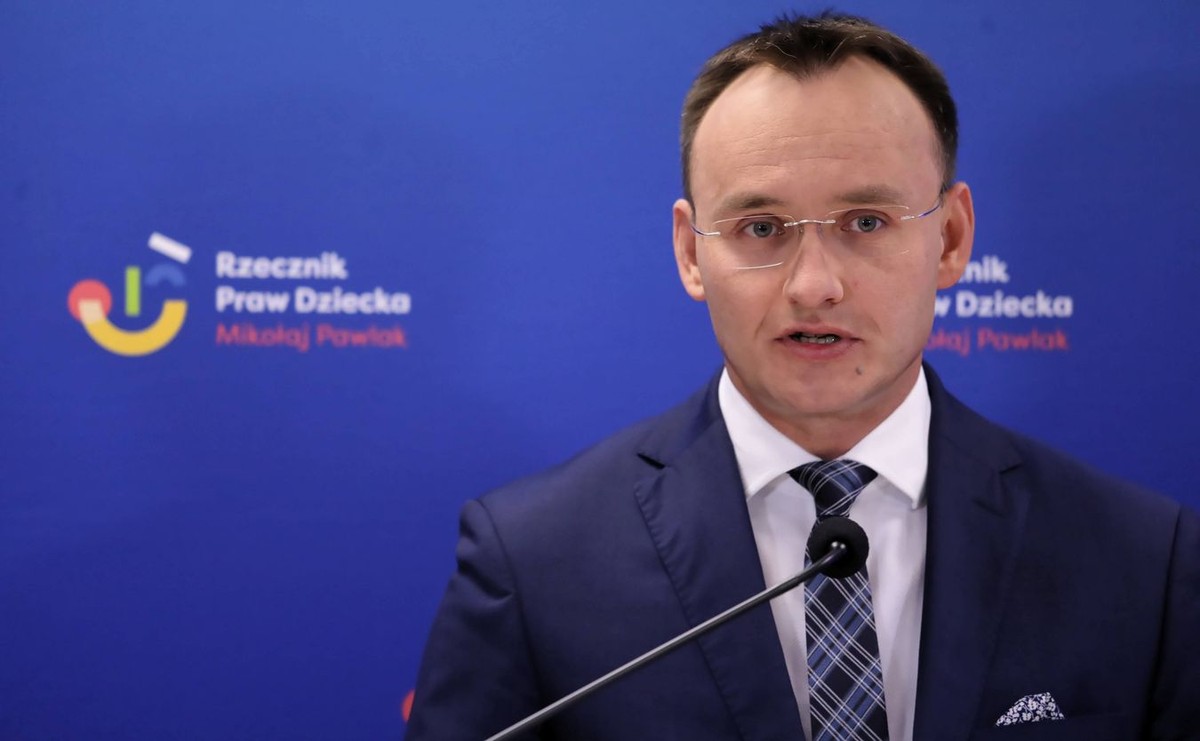 Warszawa, 04.06.2020. Rzecznik praw dziecka Mikołaj Pawlak podczas konferencji prasowej pt. "Nowe Fakty ws. Zatoki Sztuki", 4. bm. w Biurze RPD w Warszawie. (tg/doro) PAP/Tomasz Gzell