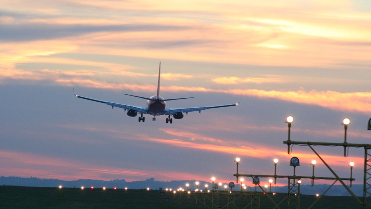 Dwóch stewardów linii lotniczych Easyjet spowodowało opóźnienie samolotu lecącego z Londynu Gatwick do Belfastu. Panowie pokłócili się o sposób pakowania butelek z wodą - czytamy na Goniec.com.