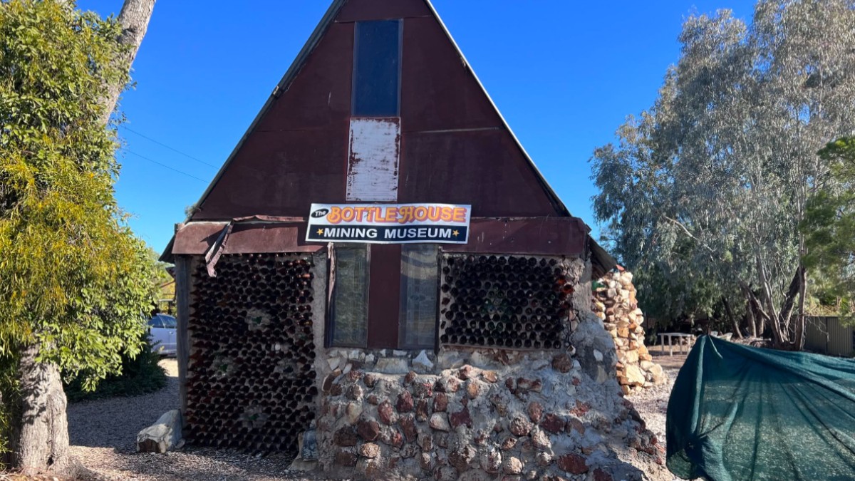 În 1967, un bărbat a construit o casă din mii de sticle aruncate. Acum, construcția a devenit muzeu și atrage turiști, în Australia