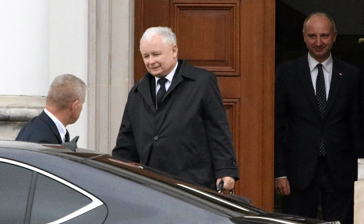 Jarosław Kaczyński wychodzi ze spotkania z Andrzejem Dudą