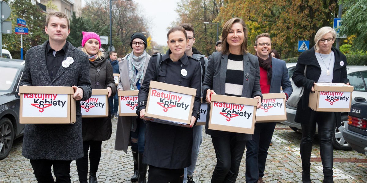 Zlozenie podpisow pod projektem ustawy 'Ratujmy Kobiety 2017'