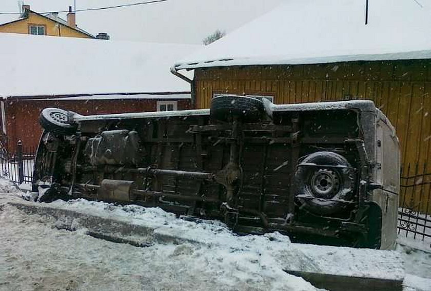 Bus przewrócił się na ogrodzenie