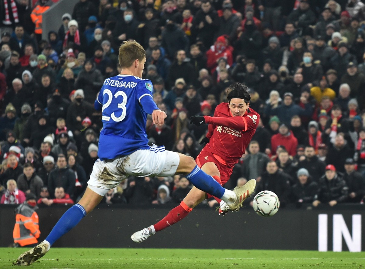 Piłkarz Liverpoolu Takumi Minamino strzelający gola na 3:3 w meczu przeciwko Leicester City
