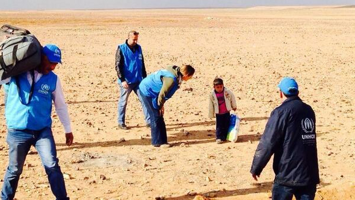 Znaleziono czteroletniego chłopca, który oddzielił się od swojej rodziny podczas ucieczki z Syrii. Marwan ściskając plastikową torbę ze swoim dobytkiem, przekroczył granicę i znalazł się w Jordanii. Dzielny chłopiec z pomocą pracowników ONZ chce odnaleźć swoją rodzinę. Jest jednym z miliona dzieci, które zostały zmuszone opuścić swój dom z powodu wojny domowej w Syrii.