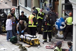 CNN o zamachu w Bostonie: Poszukiwany jest ciemnoskóry mężczyzna, w czarnym kapturze z plecakiem