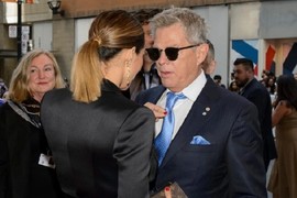 Milioner dobio 6. DETE U 72. GODINI SA 5. SUPRUGOM koja je TRI I PO DECENIJE MLAĐA: "Nisam sa njim ZBOG PARA, volim ga od najranije mladosti", čuveni par gledao Novakov meč i nisu se rastali iako su svi tipovali na to