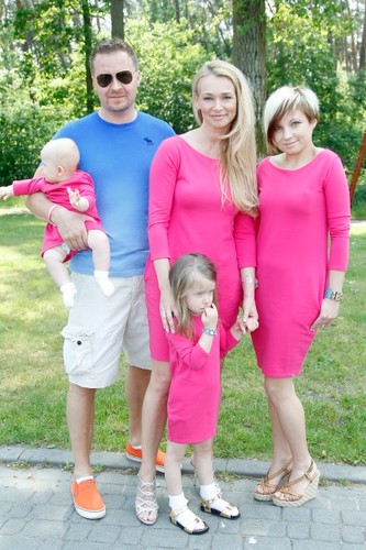 Ewa Pacuła z córkami i partnerem