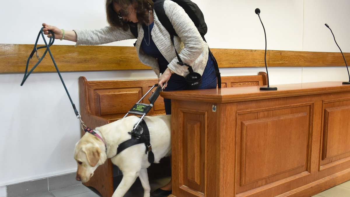 Rzecznik Praw Obywatelskich stanął w obronie praw niewidomej Jolanty Kramarz, której odmówiono wizyty w krakowskim gabinecie okulistycznym, ponieważ chciała przyjść do przychodni w asyście psa przewodnika. Dzisiaj Sąd Rejonowy dla Krakowa Podgórza rozpoznał sprawę.