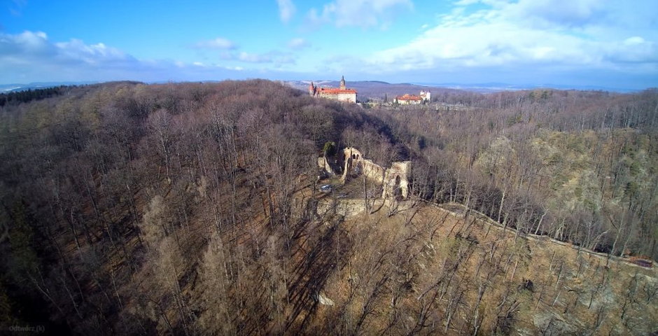 Panorama Parku Książańskiego. Na pierwszym planie ruiny Starego Książa, w tle Zamek Książ