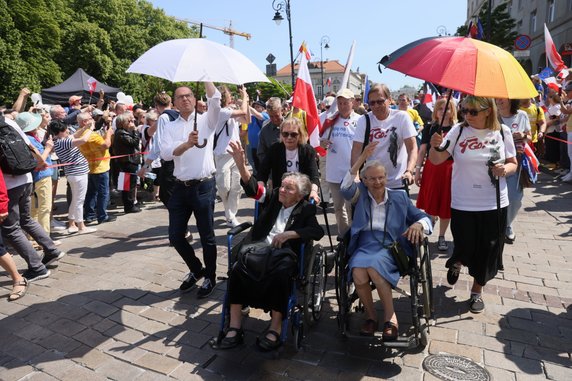 Uczestniczki Powstania Warszawskiego Wanda Traczyk-Stawska i Anna Przedpełska-Trzeciakowska wśród uczestników Marszu 4 Czerwca w Warszawie